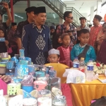 Pengasuh Pesantren Ahlus Safa Wal Wafa Mohammad Nizam As-Shofa (batik biru berkopyah) saat meninjau Bazar aneka produk santri.