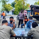 Para pelanggar saat menjalani sidang di tempat oleh Satpol PP.