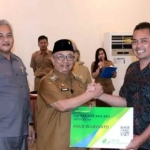 Pemberian BLT hasil DBHCHT oleh Pemkab Blitar. (Ist)