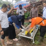 Petugas saat mengecek kondisi korban sebelum dievakuasi. Foto: Ist.