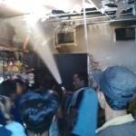 Situasi kebakaran di ruko milik H. Jamal dan petugas damkar dibantu warga yang berusaha melakukan pemadaman. (Haris/BANGSAONLINE)
