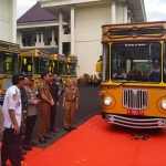 Bupati Lindra bersama jajaran Forkompimda Tuban saat meresmikan armada bus sekolah gratis.