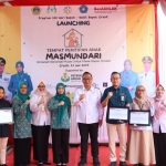 Wabup Gresik Asluchul Alif bersama para donatur dan undangan saat peresmian TPA. Foto: Ist.