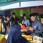 Usai membuka Kebonagung Night Market, Wawali turut melarisi dagangan pelaku usaha lokal. (Ist)