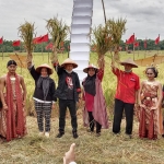 Paslon 01 Sugiri Sancoko-Lisdyarita saat panen raya di Desa Kedungbanteng.