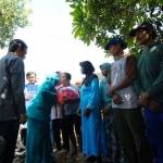 Bupati Jombang Nyono Suharli Wihandoko saat memberikan bantuan kepada korban puting beliung.