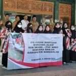 PT Pertamina Hulu Energi West Madura Offshore saat menyerahkan bantuan untuk korban banjir di Bangkalan.