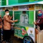 Baznas Kabupaten Sumenep membantu masrakat kurang mampu dengan seperangkat gerobak rombong.