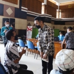 Bupati Tuban Aditya Halindra Faridzky saat meninjau vaksinasi Covid-19 massal untuk lansia di Pendopo Kridho Manunggal Kabupaten Tuban, Jumat (25/6/2021).