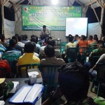 Warga Dusun Bangolan saat menerima materi tentang bahaya narkoba. foto: SUWANDI/ BANGSAONLINE