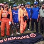 Jenazah korban hendak dibawa ke rumah duka usai dievakuasi oleh Tim SAR. foto: SUWANDI/ BANGSAONLINE