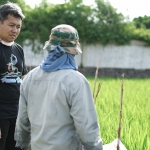 SERAP ASPIRASI: Achmad Amir Aslichin (Mas Iin) saat berbincang dengan petani di Desa Pekarungan, Sukodono belum lama ini. (foto: ist).