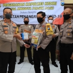 Kapolres Kediri AKBP Lukman Cahyono saat menyerahkan bantuan sembako dan obat herbal di Mapolsek Pagu. foto: ist.
