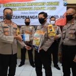 Kapolres Kediri AKBP Lukman Cahyono saat menyerahkan bantuan sembako dan obat herbal di Mapolsek Pagu. foto: ist.