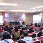 PAPARAN: Narasumber menyampaikan materi dalam seminar jurnalistik 2022 yang digelar PWI Sidoarjo, Kamis (27/10/2022). Foto: Ist.