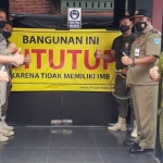 Satpol PP Kota Probolinggo segel arena biliar. (foto: ist)