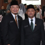 Ketua DPRD Gresik, Fandi Akhmad Yani (kanan) bersama Wakil Ketua DPRD Gresik, Asluchul Alif didampingi istri masing-masing usai pelantikan pada Agustus 2019 silam. (foto: SYUHUD/ BANGSAONLINE)