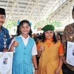 KOMPAK: Bupati-Wabup SQ memberikan penghargaan siswa berprestasi saat resepsi HUT Pemkab Gresik. foto: syuhud/ BANGSAONLINE