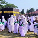 Para santri RA Perwanida Brawijaya saat mengikuti pelajaran manasik haji di Lapangan Nagara Bhakti, Mandhapa Agung Ronggosukowati Pamekasan.