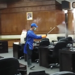 Personel Tagana sedang melakukan penyemprotan cairan disinfektan di Gedung DPRD Tuban.