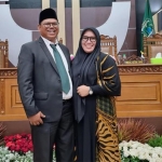 Syamsul Hidayat bersama istrinya saat di gedung paripurna.