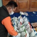 Tim ACT Kediri siap mendistribusikan makanan siap santap kepada warga yang sedang menjalani isolasi mandiri. (foto: MUJI HARJITA/ BANGSAONLINE)