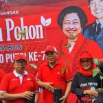 Kusnadi (tengah), Ketua DPD PDIP Jatim saat menghadiri acara Gerakan Menanam Pohon di Dusun Kalidahu Desa Ngeni Kecamatan Wontirto, Minggu (2/2/2020).