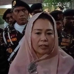 Zannuba Arifah Chafsoh atau Yenny Wahid saat berziarah ke makam ayahnya, makam kakeknya KH. Wahid Hasyim, serta makam kakek buyutnya, KH. Hasyim Asy’ari. Foto: Kompas.com