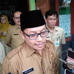 Wali Kota Malang Sutiaji ketika diwawancarai awak media terkait pemindahan siswa kelas VII dari SMPN 13 Malang ke MTs swasta Sunan Giri Malang, Senin (11/02). foto: IWAN/ BANGSAONLINE