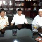 Dr KH Hasyim Muzadi (tengah) bersama Rektor UIN Maliki Malang, Prof Dr Mudjia Raharjo (kiri) dan Rais Am JATMAN KH Habib Luthfy Bin Yahya saat jumpa pers di UIN Maliki Malang, Senin (32/8). Foto: BANGSAONLINE