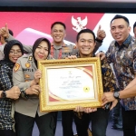 Kapolrestabes Surabaya,  Kombes Pol Akhmad Yusef Gunawan, bersama para Kasat menerima penghargaan dari Kapolri.