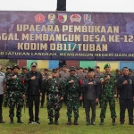 Foto bersama usai upacara pembukaan TMMD ke-128 di Tuban.