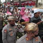 AKBP Erick Frendriz bersama istri dilepas menggunakan andong yang ditarik oleh para Perwira Polres Pasuruan. 