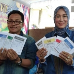 Wali Kota Malang Sutiaji beserta istri saat menggunakan hak pilihnya di TPS 02 Jalan Kenanga.
