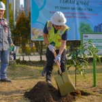 Direktur Utama SIG, Donny Arsal, saat melakukan penanaman bibit tanaman pohon kelengkeng New Kristal di area budidaya tanaman buah Pabrik Baturaja II, Kabupaten Ogan Komering Ulu, Sumatera Selatan. Foto: ist.