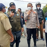 Bupati Fadeli, Kapolres AKBP Miko Indrayana, dan Dandim 0812 Letkol Inf. Sidik Wiyono saat sidak banjir di Kecamatan Glagah. (foto: ist)