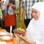 Gubernur Khofifah saat mencicipi nikmatnya sambel wader di Troloyo-Trowulan, Kabupaten Mojokerto.