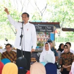 Presiden RI, Ir. H. Joko Widodo saat berdialog dengan warga penerima program bantuan kredit modal ringan Mekaar, hasil binaan BUMN PT. Permodalan Nasional Madani (PNM) di Lapangan Cepoko, Ds. Cepoko, Kecamatan Panekan, Kabupaten Magetan. foto: ist