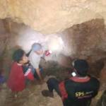 Warga saat masuk ke gua yang berada di area tambang batu kapur yang berada di Dusun Bogor, Desa Bektiharjo, Kecamatan Semanding, Tuban. (suwandi/BANGSAONLINE)