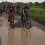 Salah satu ruas jalan poros desa di Kabupaten Gresik yang rusak parah.