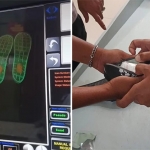 Petugas membongkar sandal yang dibawa pengunjung untuk napi lantaran mencurigakan usai dipindai oleh mesin x-ray.