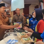 Wali Kota Pasuruan Saifullah Yusuf saat mencoba bertransaksi membeli produk-produk UMKM.