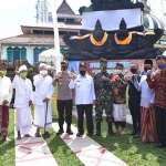 Bupati Fadeli didampingi Dandim dan Kapolres saat peresmian Padmasana. (foto: ist).