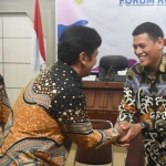 Wali Kota Abdullah Abu Bakar memberi ucapan selamat kepada Pengurus Forum Komunikasi RT/RW Kota Kediri masa bakti 2022-2025. Foto: Ist.