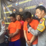 Polisi memamerkan hasil tangkapan pelaku perampasan dan penadah.