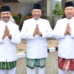 Bupati Sambari, Wabup Qosim, dan Sekda Andhy saaf berfoto memakai baju khas Gresik.