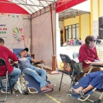 Suasana donor darah yang digelar STKIP PGRI Sumenep.