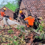 Puluhan rumah rusak usai diterjang hujan dan angin kencang di dua kecamatan di Bondowoso. Foto: Detik.com
