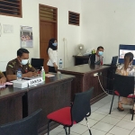 Pelanggar prokes saat menjalani sidang secara virtual. (foto: ist)