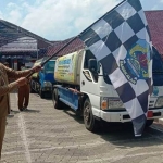 Bupati Bangkalan melepas mobil tangki air yang akan menyalurkan air bersih ke 85 desa di 13 kecamatan yang mengalami kekeringan.